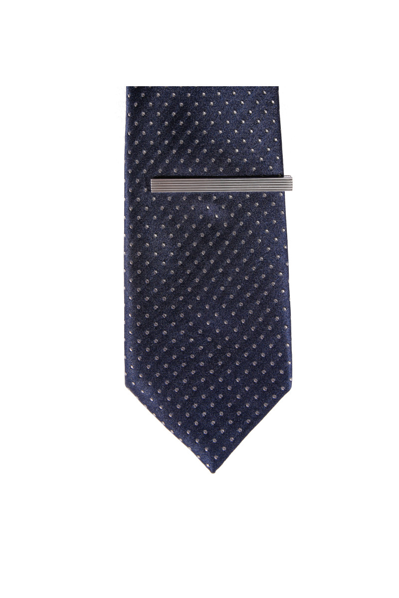 A tie-clip metal grooved