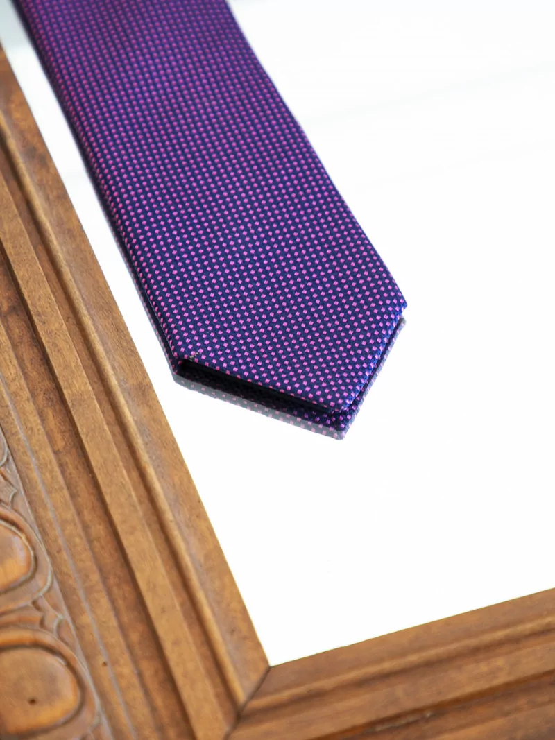 Cravate en pure soie marine à points colorés