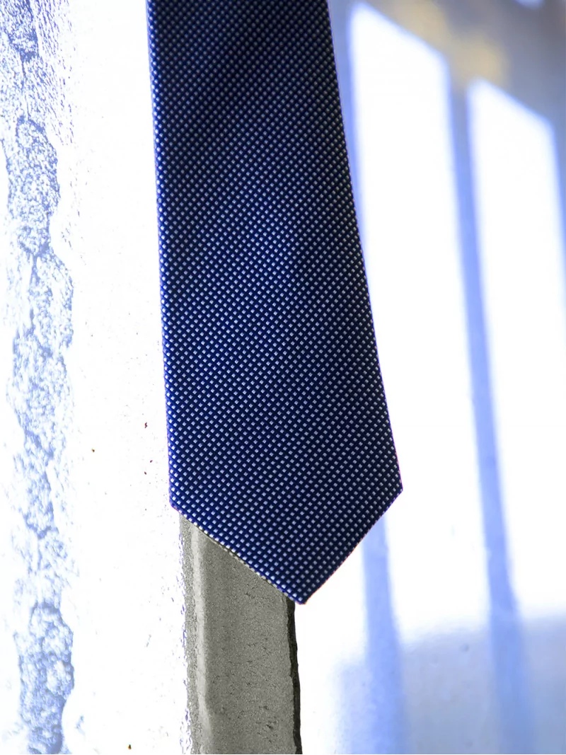 Cravate en pure soie à motifs sur fond blanc